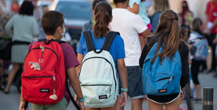 Uns alumnes anant cap a classe/ Roger Benet